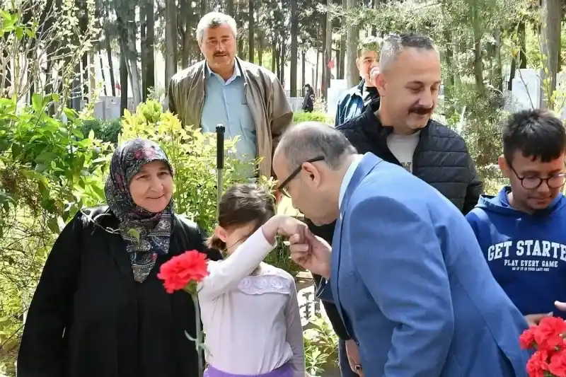 Vali Ustaoğlu’ndan Balıkesir Şehitliğine Ziyaret