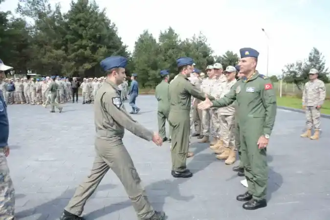 Gökyüzünün yılmaz bekçileri bayramlaştı