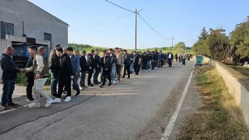 Bandırma’da bayram namazı sonrası mezarlıkta bayramlaşma