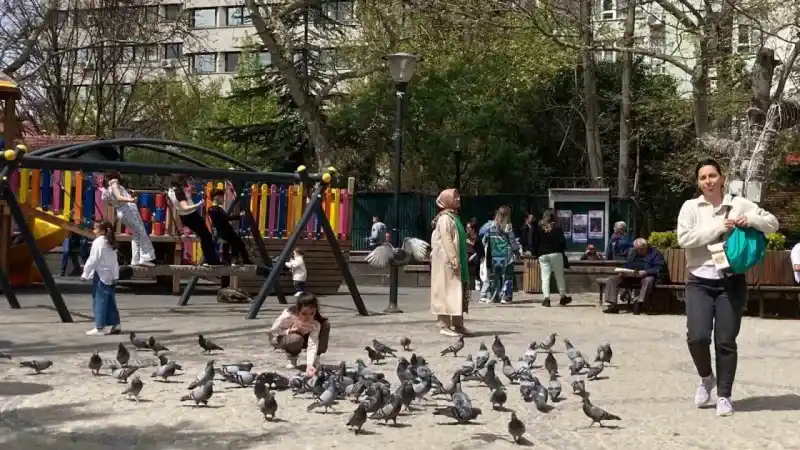 Ankaralılar bayramda alışveriş merkezlerine ve parklara akın etti