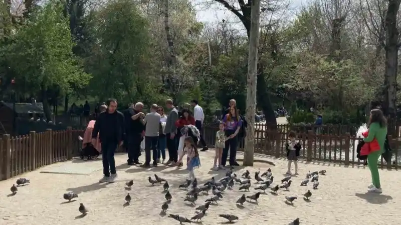 Ankaralılar bayramda alışveriş merkezlerine ve parklara akın etti