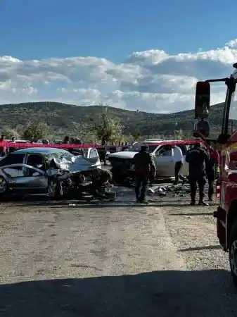 İki aracın çarpıştığı kazada karı koca öldü, kızları ağır yaralı