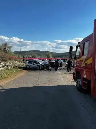 İki aracın çarpıştığı kazada karı koca öldü, kızları ağır yaralı