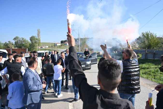 Vatandaşlar Başkan Ahmet Akın'ı bağrına bastı