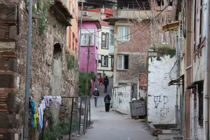 Osmalı Döneminde İzmir'in en modern yüzüydü.. Şimdi can çekişen bir tarih oldu..