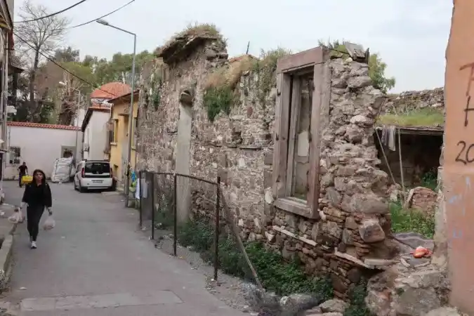 Osmalı Döneminde İzmir'in en modern yüzüydü.. Şimdi can çekişen bir tarih oldu..