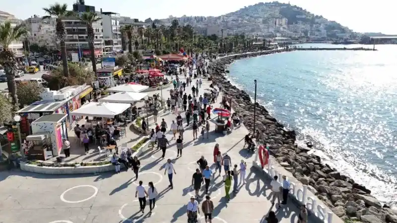 Kuşadası'na bayram 184 bin araç girişi oldu