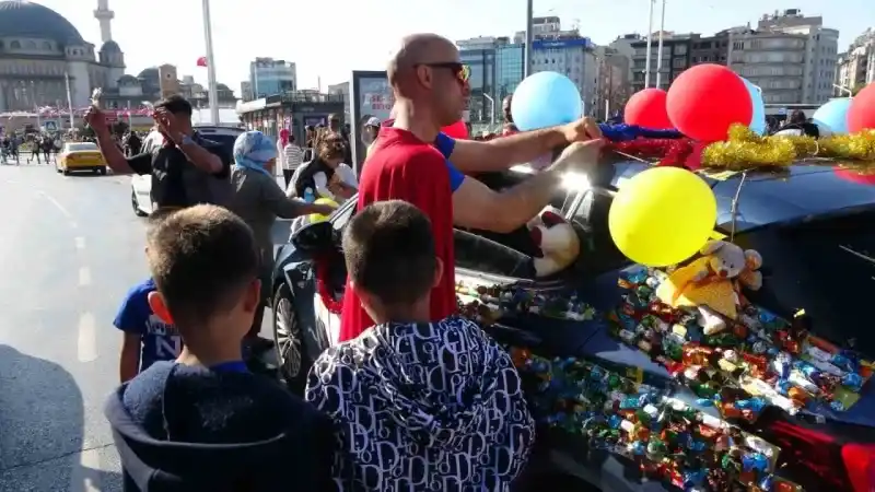 Arabasını şekerle doldurdu, Türk Süperman çocukların ilgi odağı oldu..