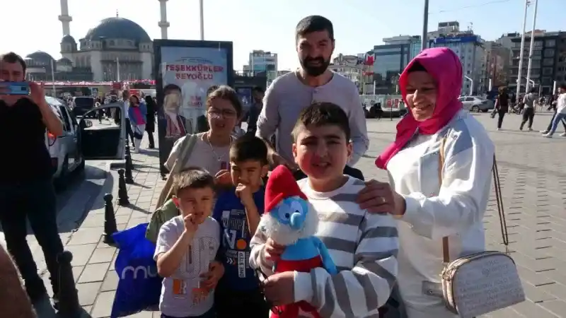 Arabasını şekerle doldurdu, Türk Süperman çocukların ilgi odağı oldu..