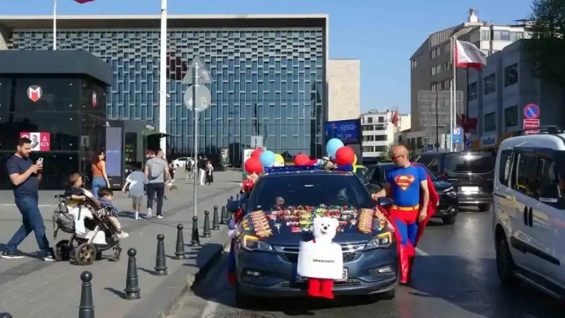 Arabasını şekerle doldurdu, Türk Süperman çocukların ilgi odağı oldu..