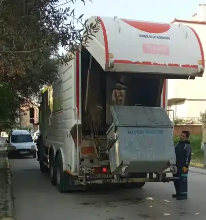 Altıeylül temizlik ekipleri bayramda görev başında