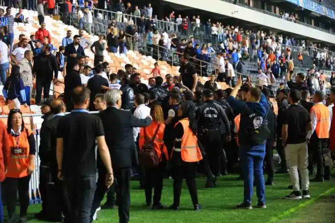 Adana Demirspor Kayserispor maçı sonrası saha karıştı