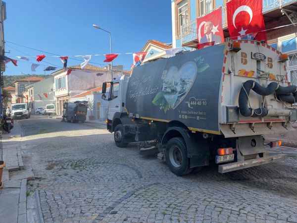 Ayvalık Belediyesi, bayram tatilinde yaklaşık 15 bin ton çöp topladı