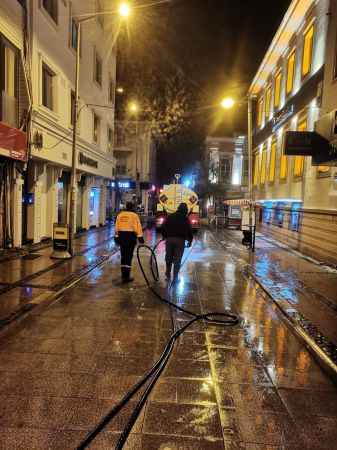 Ayvalık’ta, bayram tatilinde yaklaşık 15 bin ton çöp toplandı