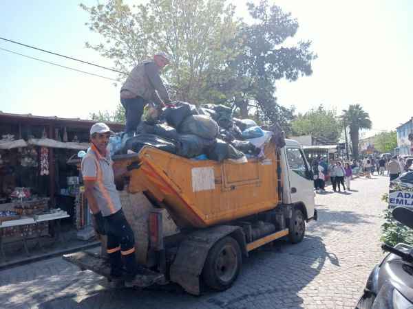 Ayvalık’ta, bayram tatilinde yaklaşık 15 bin ton çöp toplandı