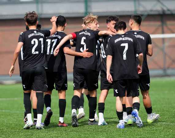 Burhaniye Belediyespor U-18 takımı Türkiye Şampiyonası'na hazır