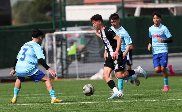 Burhaniye Belediyespor U-18 takımı Türkiye Şampiyonası'na hazır