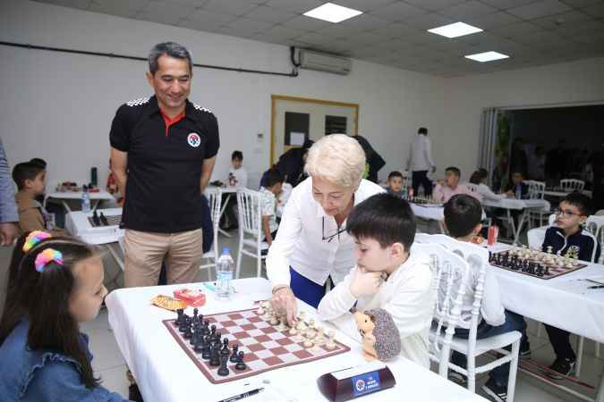 Burhaniye Belediyesi 23 Nisan Ulusal Egemenlik ve Çocuk Bayramı satranç turnuvası başladı