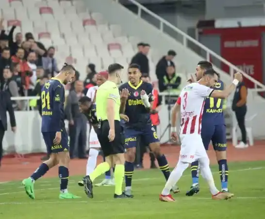 Fenerbahçe, Sivas'ta dondu kaldı..