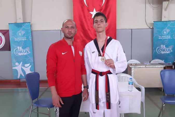 Taekwondo Yıldızlar İzmir İl Şampiyonası’nda Foça rüzgarı