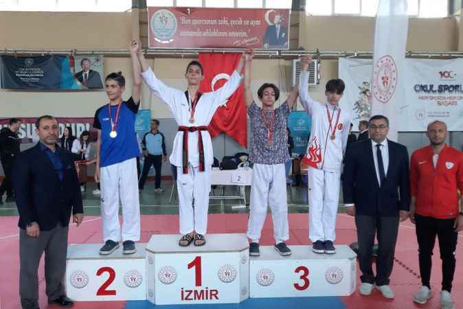 Taekwondo Yıldızlar İzmir İl Şampiyonası’nda Foça rüzgarı