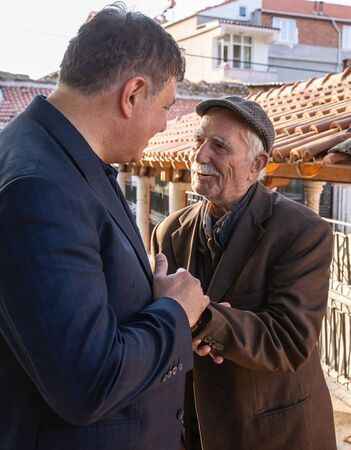 Kulakları duymayan 86 yaşındaki Cemil Amca Eşrefpaşa Hastanesi’nde tedavi oldu