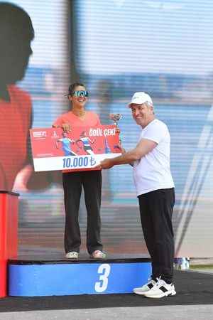 Maraton İzmir’de ödüller dağıtıldı