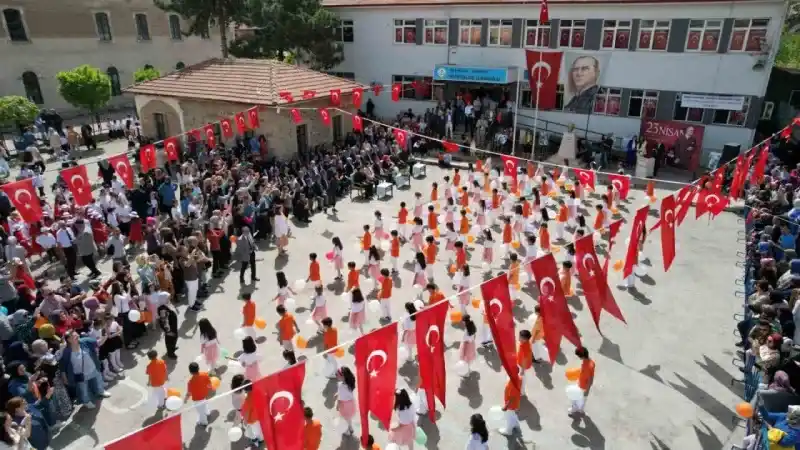 Sındırgı’da 23 Nisan coşku ile kutlandı