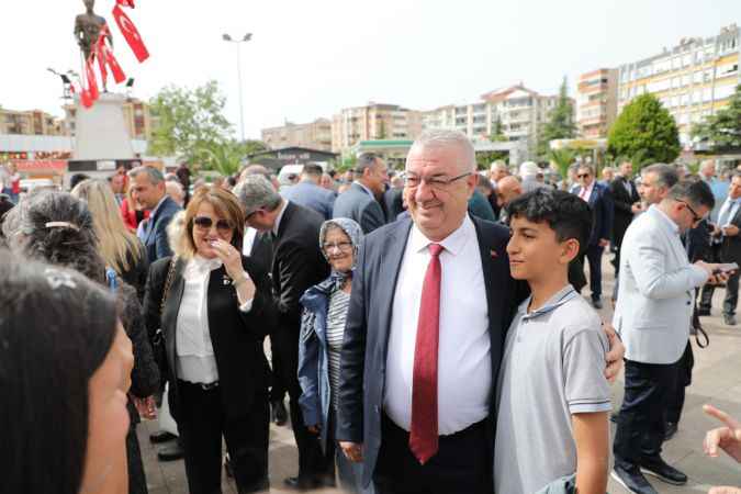 Tüm Edremit'i 23 Nisan coşkusu sardı