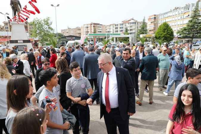 Tüm Edremit'i 23 Nisan coşkusu sardı