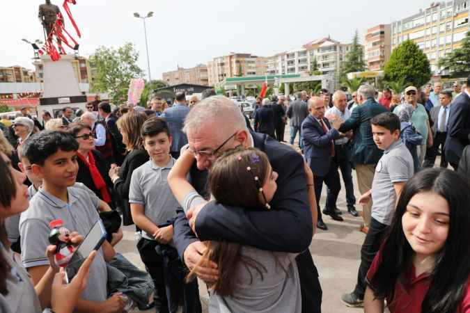 Tüm Edremit'i 23 Nisan coşkusu sardı