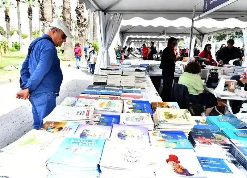 Kitapseverlerin özlemi İzmir Kitap Fuarı'nda giderildi