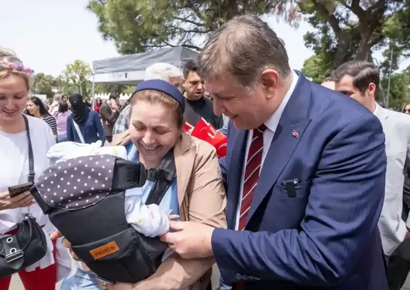 Başkan Tugay Kültürpark’ta çocuklarla bir araya geldi