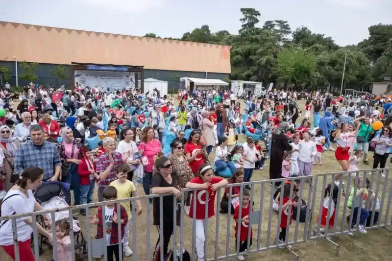 Başkan Tugay Kültürpark’ta çocuklarla bir araya geldi