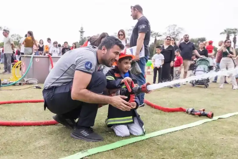 Başkan Tugay Kültürpark’ta çocuklarla bir araya geldi