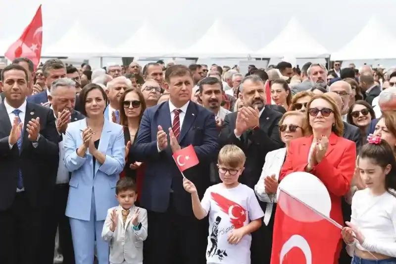 Başkan Tugay CHP'nin 23 Nisan törenine katıldı