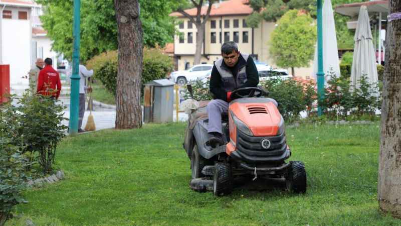 Edremit’te parklara bahar bakımı