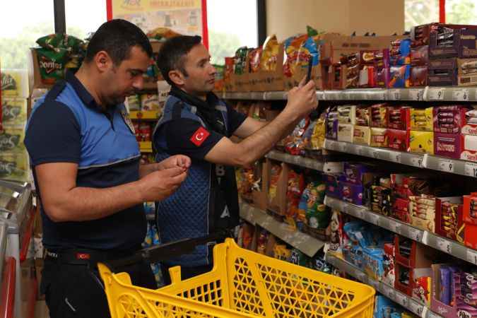 Burhaniye Belediyesi zabıta ekiplerinden market denetimi