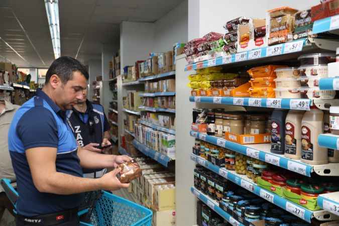 Burhaniye Belediyesi zabıta ekiplerinden market denetimi