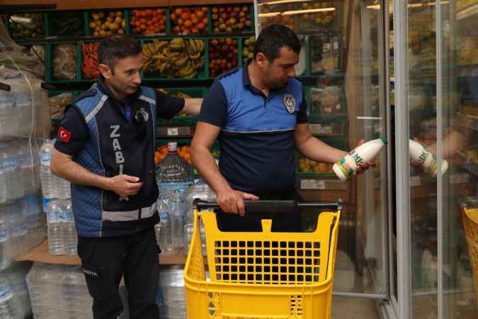 Burhaniye Belediyesi zabıta ekiplerinden market denetimi