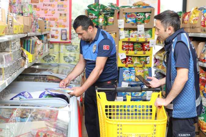 Burhaniye Belediyesi zabıta ekiplerinden market denetimi