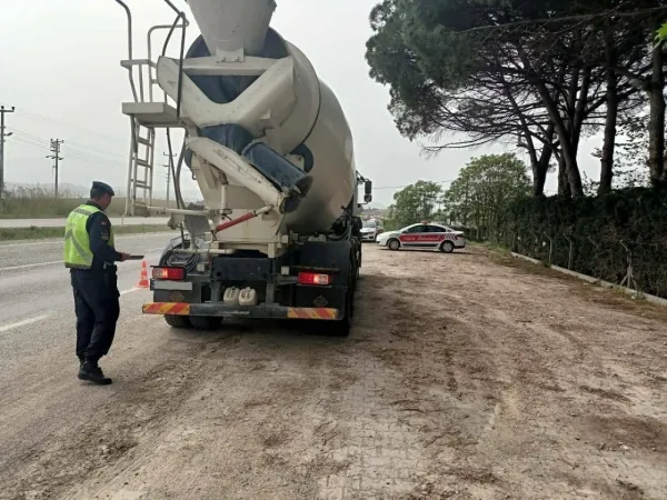 Balıkesir Trafik Jandarması araçları tek tek inceledi