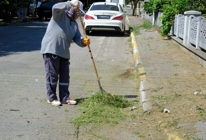 Altıeylül'de parklara bahar bakımı