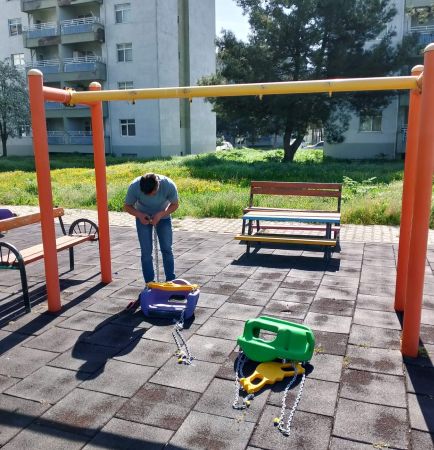 Altıeylül'de parklara bahar bakımı