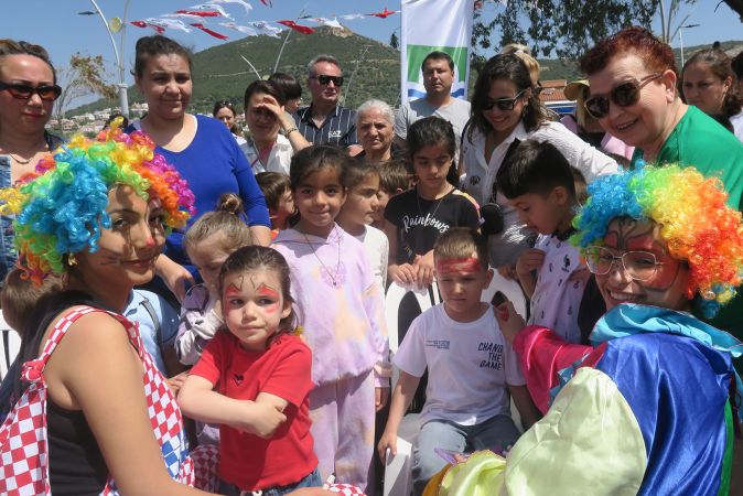 Foça’da çocuklar doyasıya eğlendi