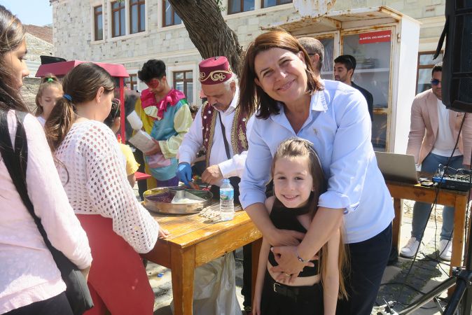 Foça’da çocuklar doyasıya eğlendi