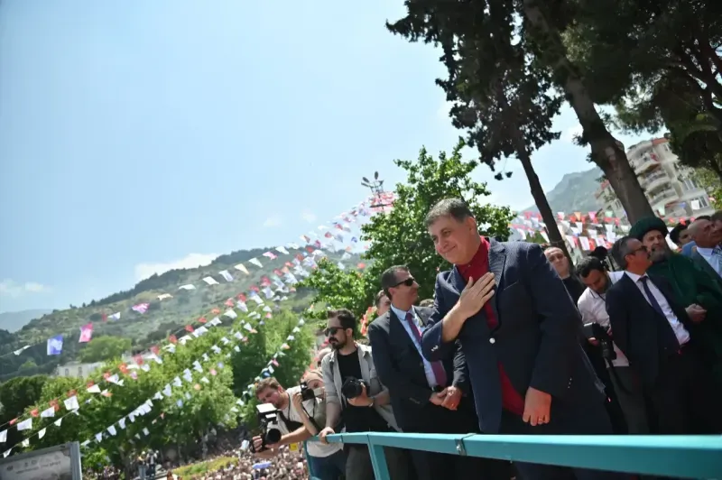 Başkan Cemil Tugay 484'üncü Uluslararası Manisa Mesir Macunu Festivali'ne katıldı