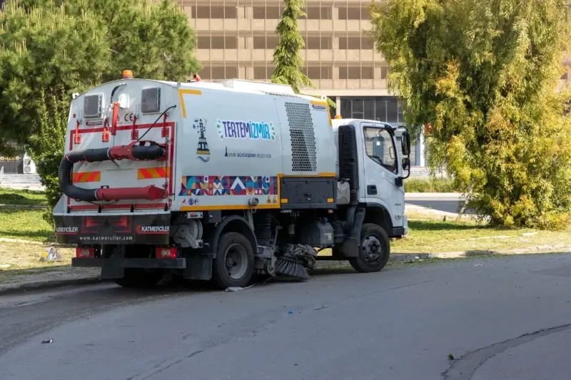 İzmir'de her gün 850 işçi 2 bin kilometrelik güzergahı temizliyor