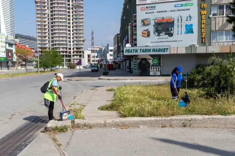 İzmir'de her gün 850 işçi 2 bin kilometrelik güzergahı temizliyor