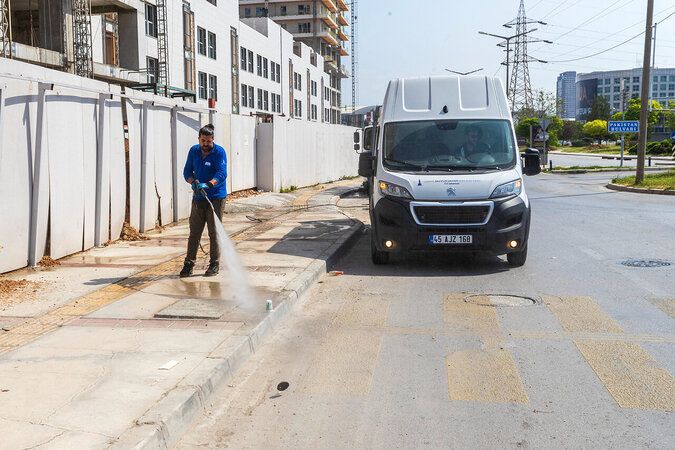 İzmir'de her gün 850 işçi 2 bin kilometrelik güzergahı temizliyor